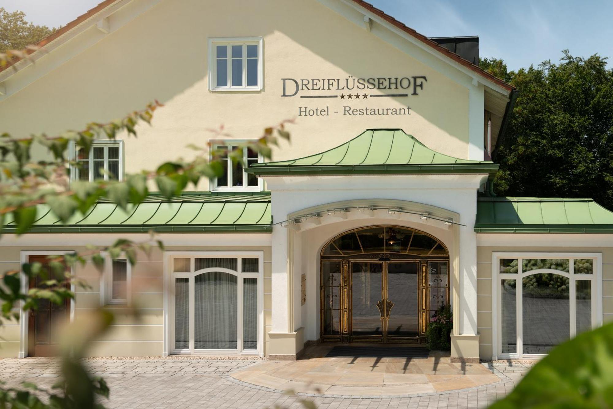 Hotel Dreifluessehof Пассау Экстерьер фото